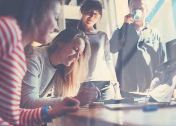 Përgatituni për Gjeneratën Z; Të rinjtë shqiptarë duan paga 800 – 1200 euro