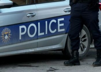 Shoferja godet me veturë policin në Prishtinë dhe largohet nga vendi i ngjarjes