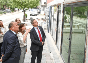 Kryetari Bulliqi priti në takim ambasadorin Hargreaves, vizituan shtëpinë ku ndodhi m*sakra e familjes Bogujevci e Duriqi