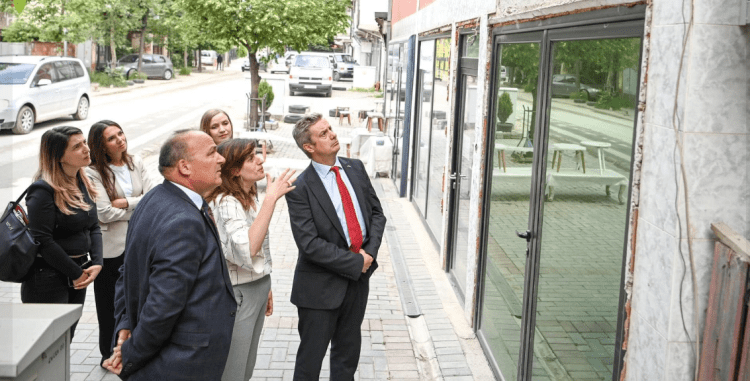 Kryetari Bulliqi priti në takim ambasadorin Hargreaves, vizituan shtëpinë ku ndodhi m*sakra e familjes Bogujevci e Duriqi