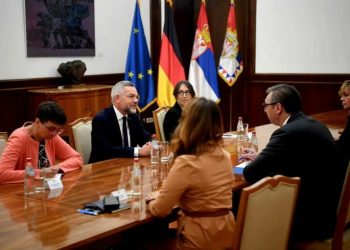 Vuçiqi e pret në takim politikanin gjerman në Beograd pas një serie përplasjesh në distancë, e quan ‘takim të vështirë’