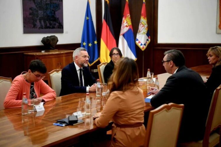 Vuçiqi e pret në takim politikanin gjerman në Beograd pas një serie përplasjesh në distancë, e quan ‘takim të vështirë’