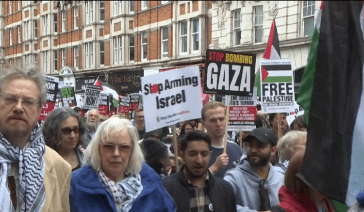 Londinezët marshojnë në mbështetje të Palestinës: Armëpushimi do të ishte vetëm ‘një shtresë boje’