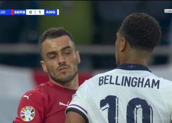 Momenti kur Bellingham e goditi me gjoks lojtarin serb