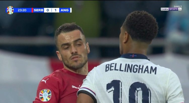 Momenti kur Bellingham e goditi me gjoks lojtarin serb
