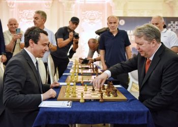 Kryeministri ndahet baras në shah me mjeshtrin që mposhti Kasparovin