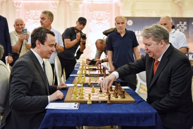 Kryeministri ndahet baras në shah me mjeshtrin që mposhti Kasparovin