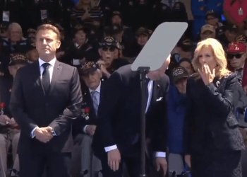 Joe Biden tenton të ulet në karrigen imagjinare( Video)
