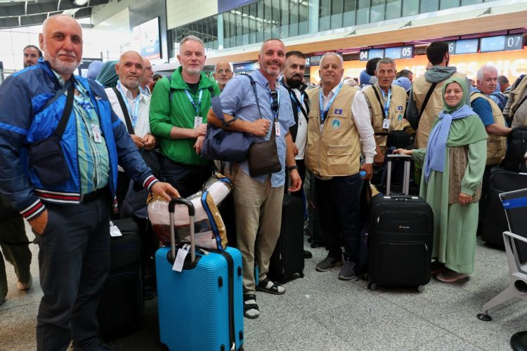 BIK njofton se 215 besimtarë myslimanë janë nisur sot drejt vendeve të shenjta për ta kryer haxhin