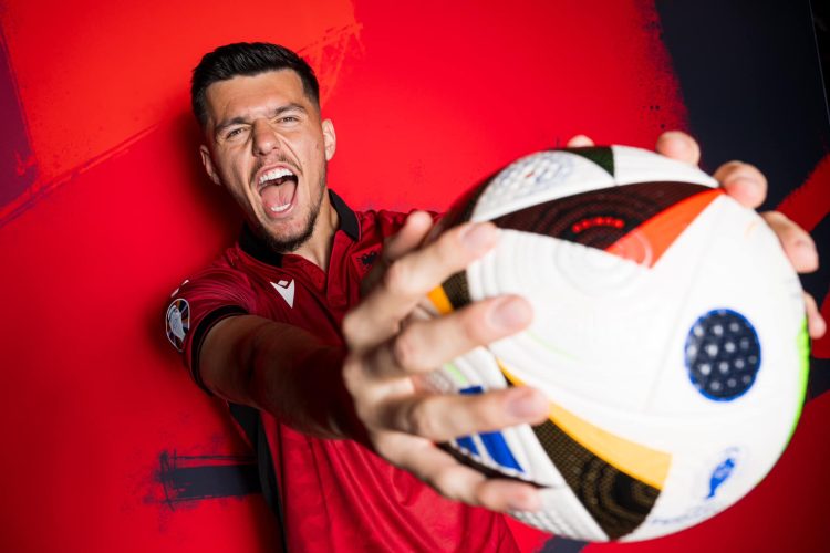 UEFA e dënoi me dy ndeshje moslojë, Daku i qetë vazhdon stërvitjet me Shqipërinë