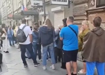 Panik në Rusi pas sanksioneve të reja amerikane – rusët krijojnë radhë të gjata para bankave