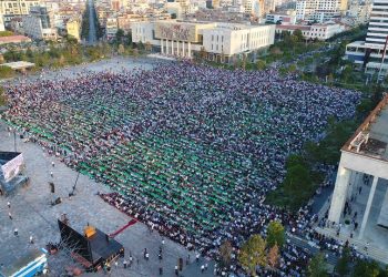 Besimtarët myslimanë falin Namazin në bulevardin Dëshmorët e Kombit në Tiranë