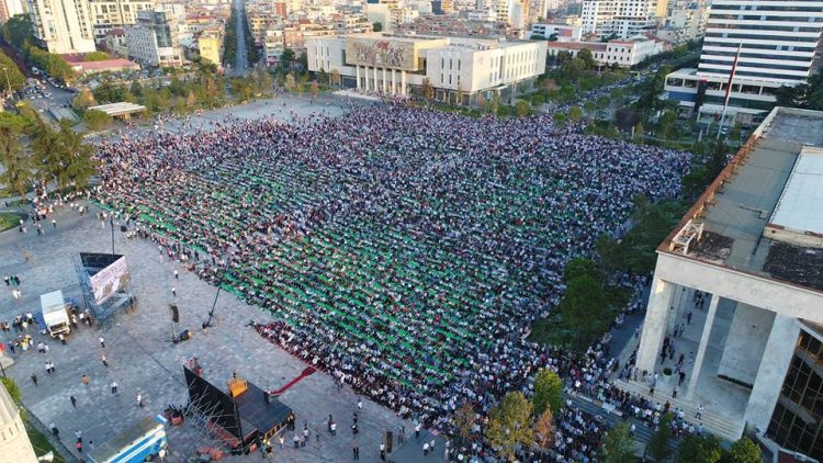 Besimtarët myslimanë falin Namazin në bulevardin Dëshmorët e Kombit në Tiranë