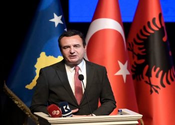 Kurti takon komunitetin e mërgatës në Turqi: Ejani me shpesh në Kosovë