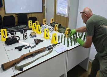 Policia konfiskon një sasi armësh e municioni në dy lokacione në veri