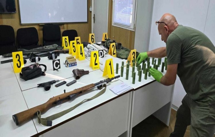 Policia konfiskon një sasi armësh e municioni në dy lokacione në veri