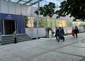 Lajçak në Qeveri, nis takimin me zëvendëskryeministrin Bislimi