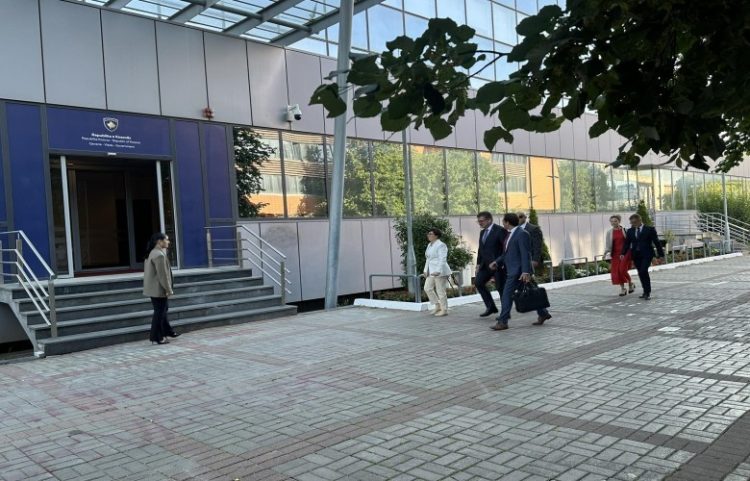 Lajçak në Qeveri, nis takimin me zëvendëskryeministrin Bislimi