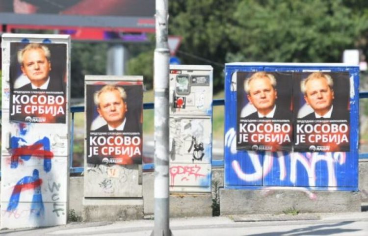 Në Beograd vendosen banderola me ‘Kasapin e Ballkanit’