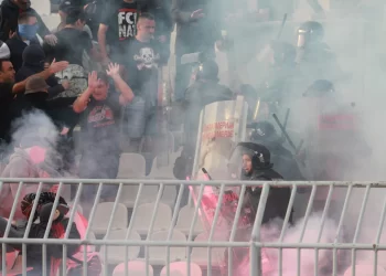 Tifozët anglezë dhe serbë përfshihen në rrahje