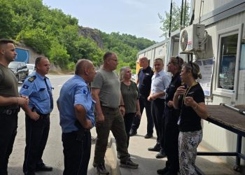 Hoxha viziton zyrtarët policorë në veri