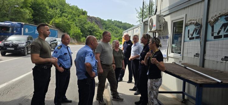 Hoxha viziton zyrtarët policorë në veri