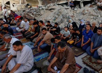 Palestinezët falin Bajramin në rrënojat e xhamisë së shkatërruar