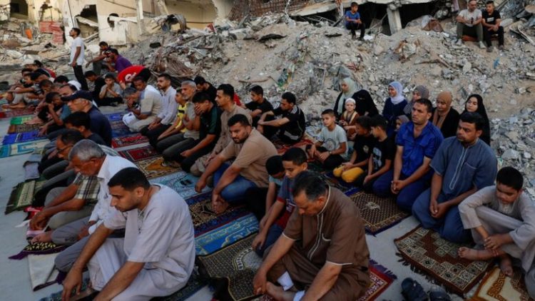 Palestinezët falin Bajramin në rrënojat e xhamisë së shkatërruar