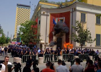 Opozita në protestë para bashkisë së Tiranës, hidhen sërish molotovë