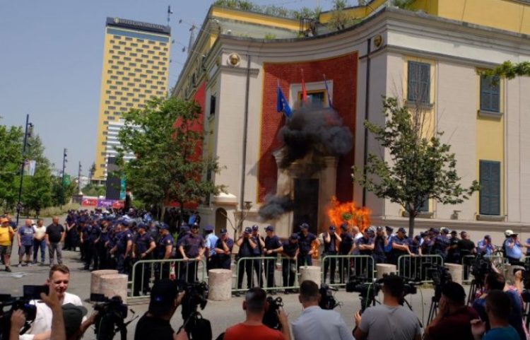 Opozita në protestë para bashkisë së Tiranës, hidhen sërish molotovë