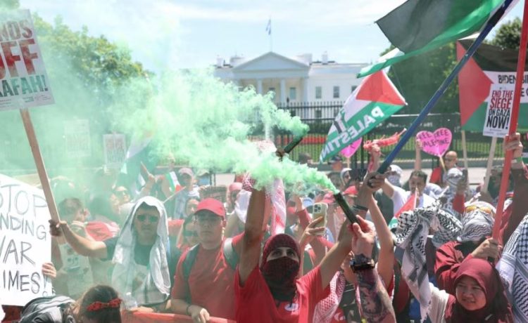 Protestuesit pro-palestinezë mblidhen pranë Shtëpisë së Bardhë