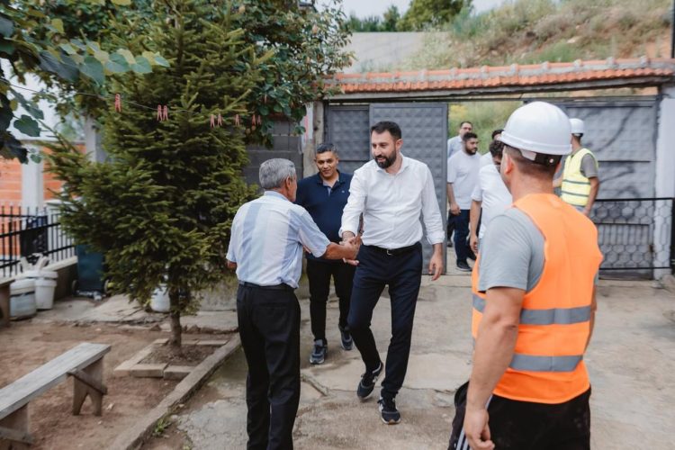 Krasniqi viziton disa nga familjet që janë përfituese për ndërtimin e shtëpive