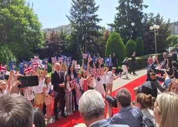 ‘Me buzëqeshje e flamuj’, Blair pritet nga fëmijët në oborrin e Kuvendit