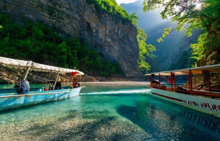 Lumi i Shalës, `The Sun`:`Tajlanda e Shqipërisë` me ujëra të pastër kristal