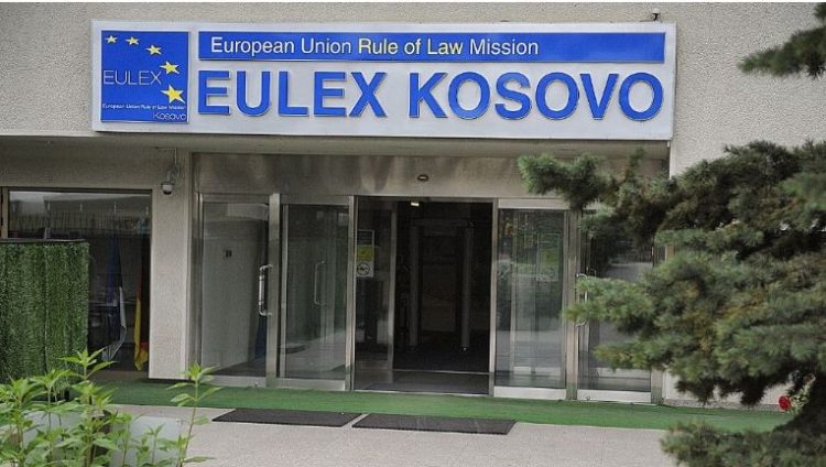 EULEX: Ishim të pranishëm kur u dorëzuan eshtrat e tre personave tek autoritetet serbe
