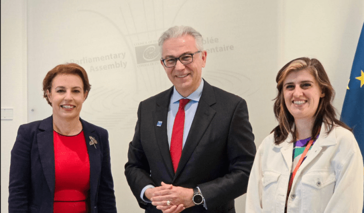 Ministrja Gërvalla takon Presidentin e Asamblesë Parlamentare të KiE-së Theodoros Roussopoulos