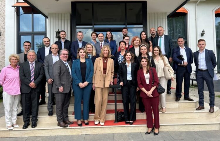 Ambasada e SHBA-ve trajnon gjyqtarët për menaxhim të lëndëve penale