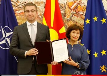 Mickoski mandatohet për kryeministër të Maqedonisë së Veriut