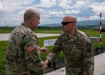 Gjenerali amerikan viziton Batalionin e Manovrimit në kampin e KFOR-it në ‘Novo Sellë’