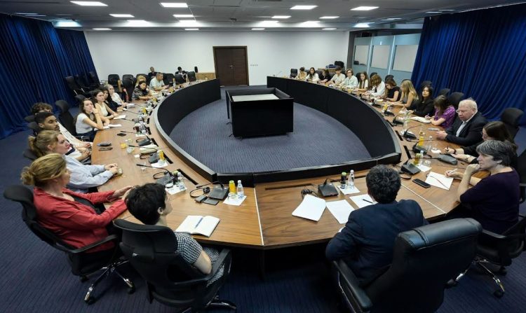 Kurti mirëpriti studentë nga Amsterdam University College