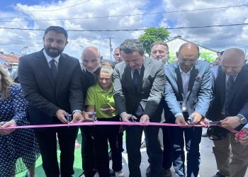 Kryeministri Kurti në Gjakovë premton mbështetje për edukimin e fëmijëve