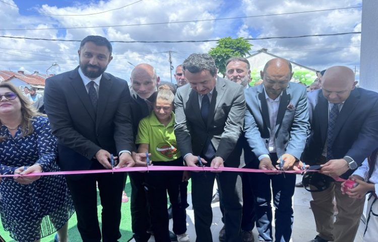 Kryeministri Kurti në Gjakovë premton mbështetje për edukimin e fëmijëve