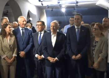 LDK-ja nderon Clarkun me dekoratën Dr. Ibrahim Rugova