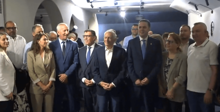 LDK-ja nderon Clarkun me dekoratën Dr. Ibrahim Rugova