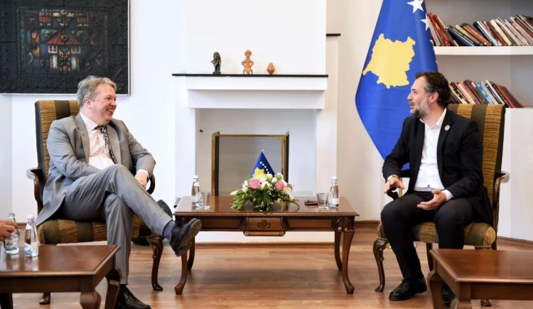 Çeku pret në takim drejtorin për zhvillim në Federatën Ndërkombëtare të Shahut, diskutohen të arriturat në sport