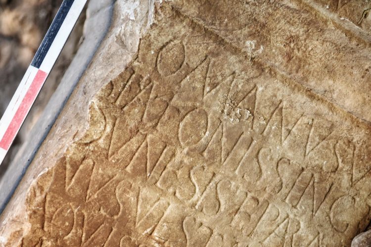 Në Kalanë e Vuçakut në Drenas zbulohet një altar romak i gjysmës së parë të shekullit të tretë