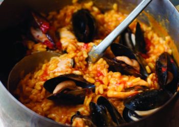 Oriz me midhje dhe perime, shija e detit në tryezat tuaja