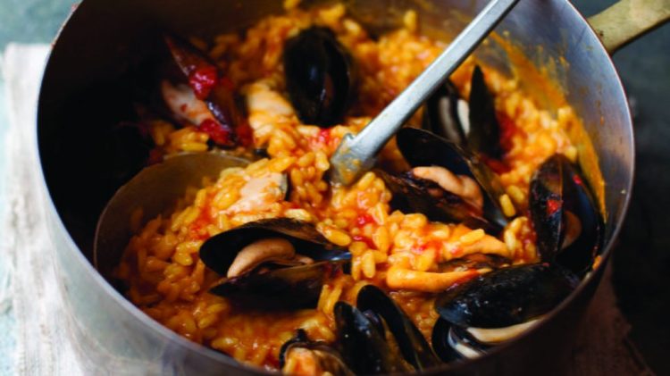 Oriz me midhje dhe perime, shija e detit në tryezat tuaja