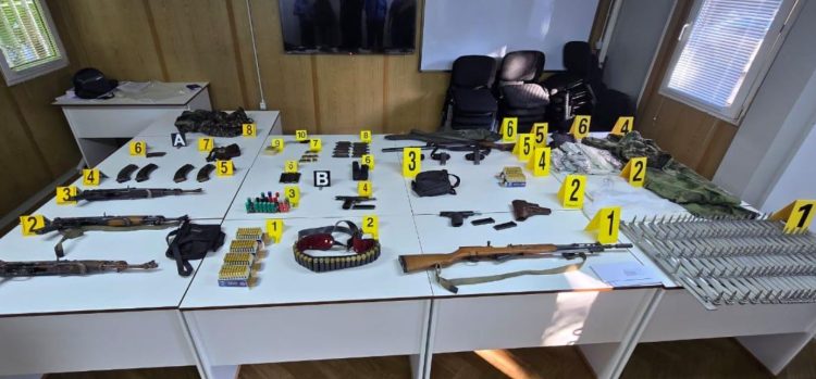 Policia thotë se armatimi dje në veri u gjet i fshehur në një pusetë kanalizimi dhe në një shtëpi të pa banuar