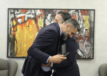 ‘Nderon sak*ificën e popullit boshnjak’ kryetari Rama i dhuron ‘Çelësin e Qytetit’ të mbijetuarit të Srebrenicës